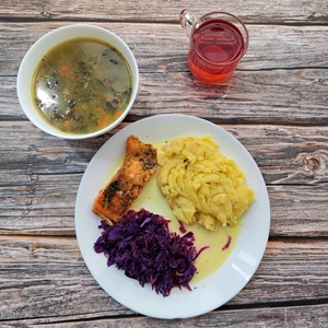Dieta podstawowa  Żurek z ziemniakami Fasolka po bretońsku Chleb mieszany pszenno-żytni Surówka z pora z jabłkiem Kompot owocowy z jabłkami